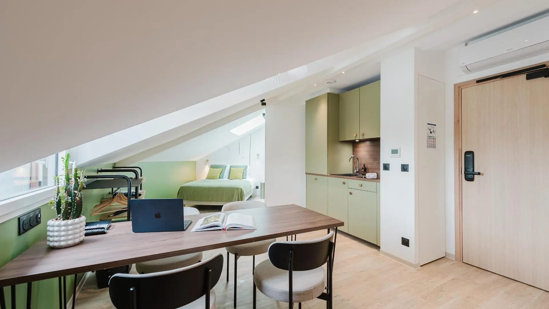Appart Hotel Neostelia Annecy 0*,  France
